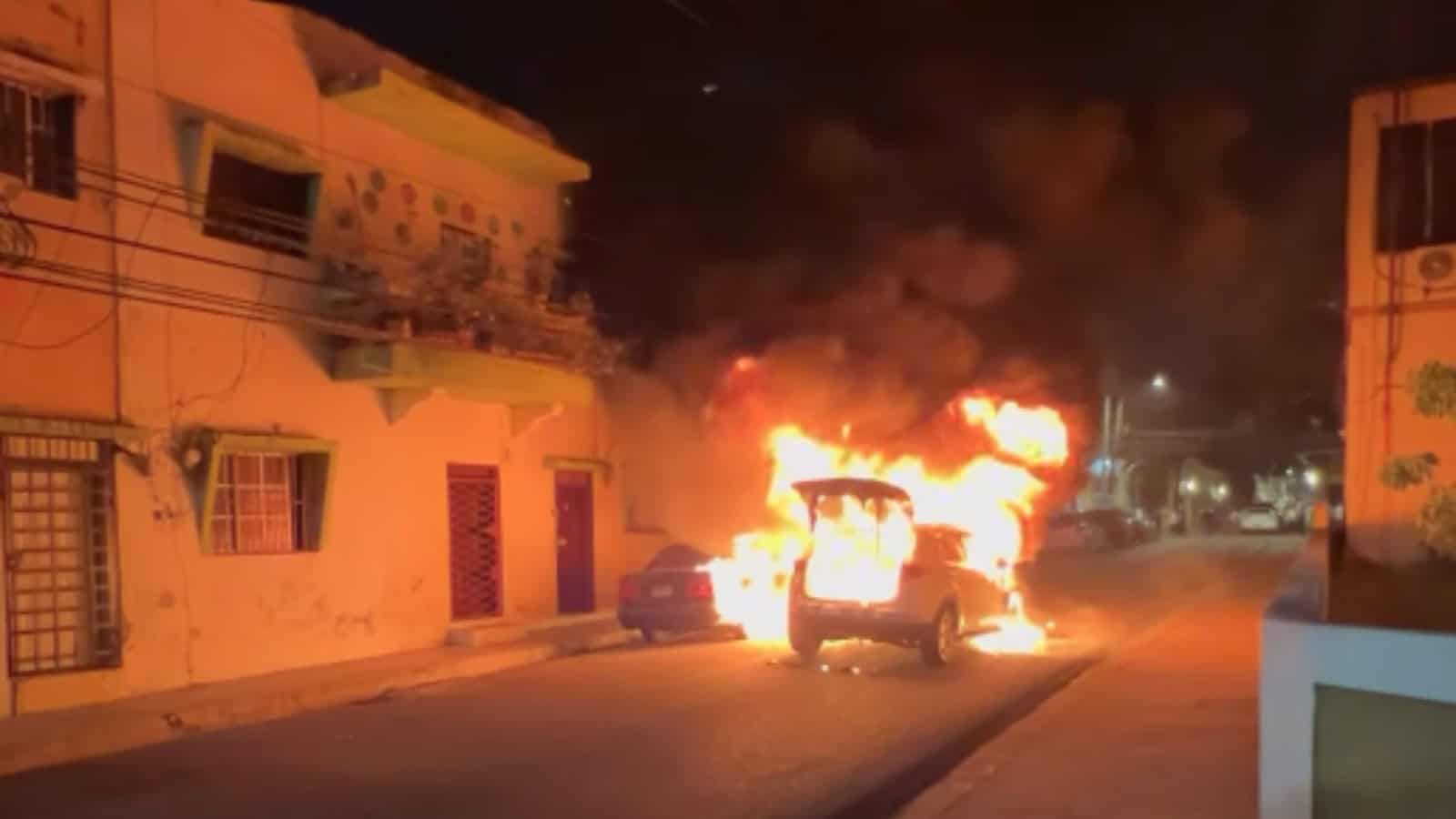 Autoridades investigan incendio de dos carros ocurrido en la Zona ...